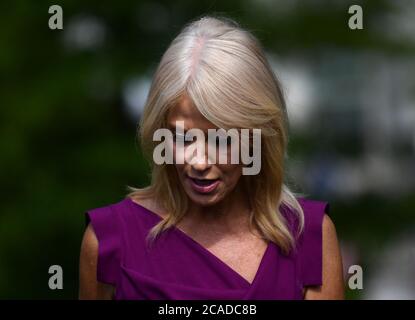 Washington, États-Unis. 06e août 2020. Kellyanne Conway, conseillère du président, s'adresse aux journalistes pour les négociations en cours sur les mesures d'aide au coronavirus, à l'extérieur de la Maison Blanche à Washington, DC, le jeudi 6 août 2020. Photo de Kevin Dietsch/UPI crédit: UPI/Alay Live News Banque D'Images