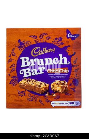 Boîte de croustilles Choc Chip de Cadbury Brunch Bar isolées sur fond blanc Banque D'Images