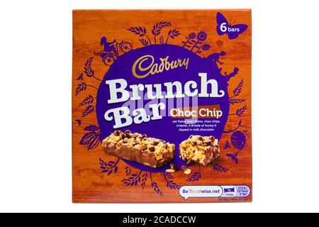 Boîte de croustilles Choc Chip de Cadbury Brunch Bar isolées sur fond blanc Banque D'Images