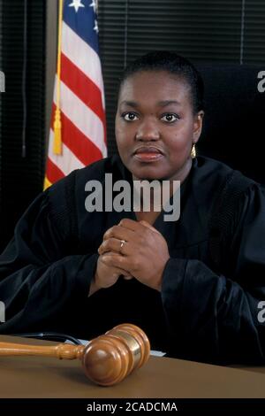 Juge de district afro-américaine siégeant sur le banc de juge. ©Bob Daemmrich Banque D'Images