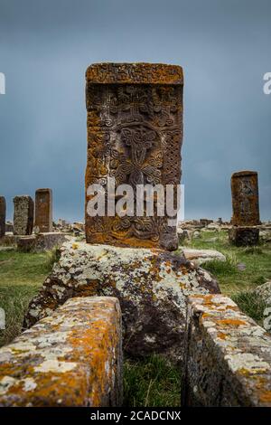 Les khatchkar dans le cimetière historique de Noratous près du lac Sevan, en Arménie, en Caucaus, de l'Eurasie. Banque D'Images