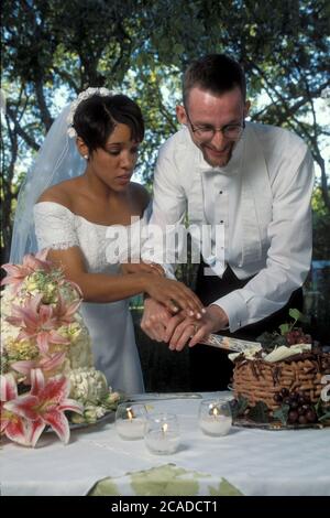 Réception de mariage d'une femme afro-américaine du milieu des années 20 et d'un homme anglo à Austin, Texas. ©Bob Daemmrich Banque D'Images