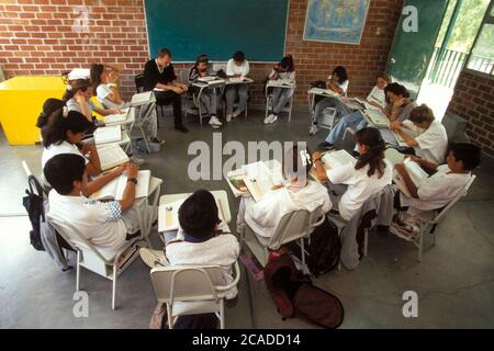 San Miguel de Allende, Mexique : étudiants assis à leur bureau en cercle à l'intérieur de leur salle de classe. ©Bob Daemmrich Banque D'Images