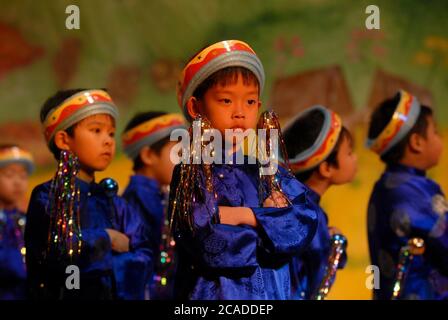 Austin, TX février 2006 : les élèves de première année interprètent « Hello Spring Time » (Chao Mung Xuan) au spectacle du nouvel an vietnamien (Tet) à l'école élémentaire Walnut Creek pour célébrer l'année du chien. L'école dessert une communauté vietnamienne-américaine active dans le nord d'Austin. ©Bob Daemmrich Banque D'Images