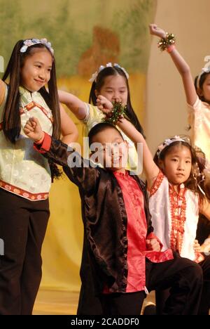 Austin, TX février 2006 : des élèves de troisième année interprètent « Spring is Coming » (Mua Xuan Den) au spectacle du nouvel an vietnamien (Tet) à l'école élémentaire Walnut Creek pour célébrer l'année du chien. L'école dessert une communauté vietnamienne-américaine active dans le nord d'Austin. ©Bob Daemmrich Banque D'Images