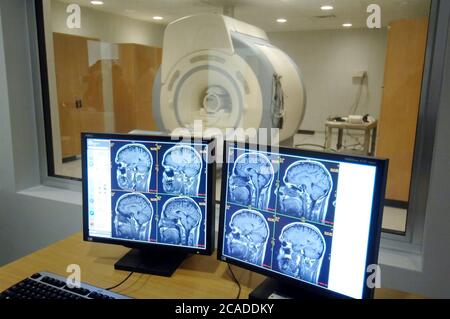 Austin, Texas États-Unis, janvier 2006 : le Centre de recherche en imagerie de l'Université du Texas à Austin dispose de l'un des scanners d'imagerie par résonance magnétique (IRM) les plus puissants disponibles. Le scanner General Electric Signa EXCITE HD 3 Tesla est 60 000 fois plus puissant que le champ magnétique terrestre et sera utilisé pour étudier le flux sanguin et le fonctionnement du cerveau. ©Bob Daemmrich Banque D'Images