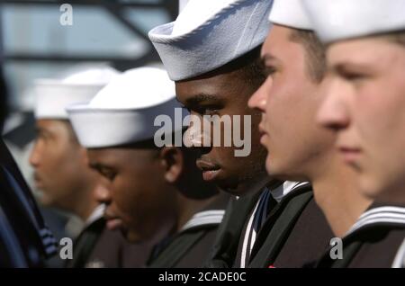 Ingleside, Texas, États-Unis, 14 janvier 2006 : des marins de la marine américaine participent à la mise en service du navire de transport amphibie USS San Antonio (LPD-17). ©Bob Daemmrich Banque D'Images