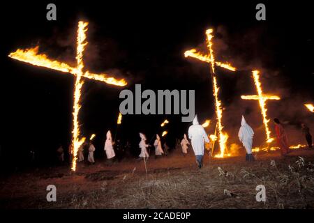 Bastrop Texas USA, 22 août 1982 : le groupe de haine du sud Ku Klux Klan (KKK) organise un rallye nocturne et un feu de croix dans un champ. ©Bob Daemmrich Banque D'Images