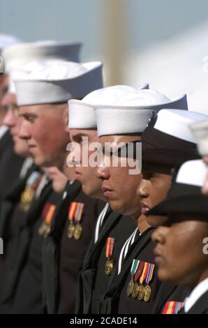 Ingleside, Texas, États-Unis, 14 janvier 2006 : les marins de la marine des États-Unis sont à l'attention lors de la mise en service du navire de transport amphibie USS San Antonio (LPD-17). ©Bob Daemmrich Banque D'Images