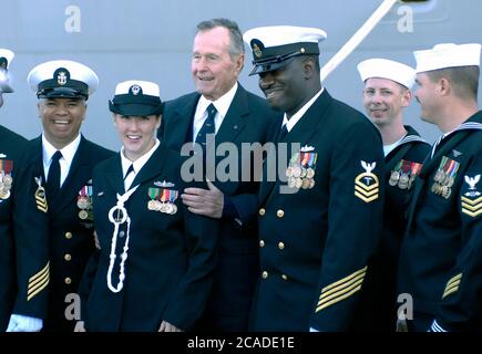 Ingleside, Texas États-Unis, 14 janvier 2006 : l'ancien président George H.W. Bush rencontre des marins américains blessés lors de l'opération Iraqi Freedom lors de la mise en service du navire de transport amphibie USS San Antonio (LPD-17). ©Bob Daemmrich Banque D'Images