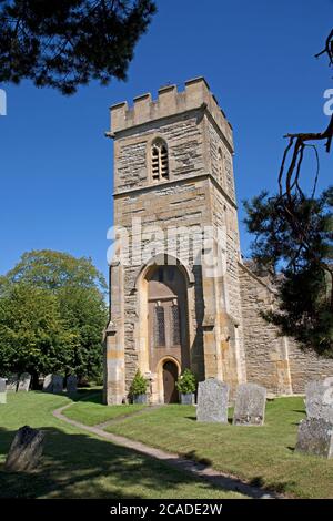 Église Saint-Pierre, Pebworth - petite église rurale du XVe siècle des Cotswolds avec des vestiges qui remontent au XIIIe siècle. Banque D'Images