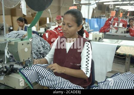 Matamoros, Mexique avril 2006 : le fabricant de vêtements BonWorth Factory Complex juste de l'autre côté de la frontière des États-Unis de Brownsville, au Texas, compte 650 employés produisant environ 10 000 vêtements par jour pour approvisionner ses plus de 200 magasins américains dans 31 États. ©Bob Daemmrich Banque D'Images