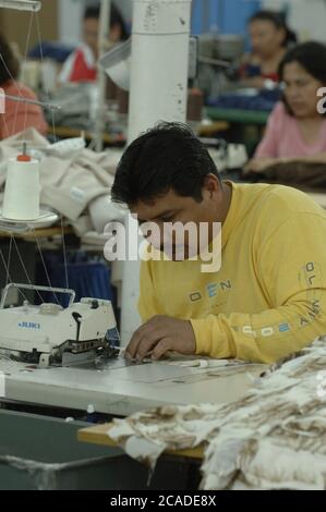 Matamoros, Mexique avril 2006 : le fabricant de vêtements BonWorth Factory Complex juste de l'autre côté de la frontière des États-Unis de Brownsville, au Texas, compte 650 employés produisant environ 10 000 vêtements par jour pour approvisionner ses plus de 200 magasins américains dans 31 États. ©Bob Daemmrich Banque D'Images