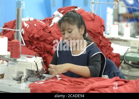 Matamoros, Mexique avril 2006 : le fabricant de vêtements BonWorth Factory Complex juste de l'autre côté de la frontière des États-Unis de Brownsville, au Texas, compte 650 employés produisant environ 10 000 vêtements par jour pour approvisionner ses plus de 200 magasins américains dans 31 États. ©Bob Daemmrich Banque D'Images