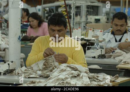 Matamoros, Mexique avril 2006 : le fabricant de vêtements BonWorth Factory Complex juste de l'autre côté de la frontière des États-Unis de Brownsville, au Texas, compte 650 employés produisant environ 10 000 vêtements par jour pour approvisionner ses plus de 200 magasins américains dans 31 États. ©Bob Daemmrich Banque D'Images