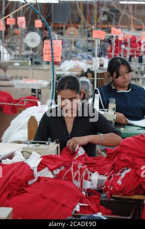 Matamoros, Mexique avril 2006 : le fabricant de vêtements BonWorth Factory Complex juste de l'autre côté de la frontière des États-Unis de Brownsville, au Texas, compte 650 employés produisant environ 10 000 vêtements par jour pour approvisionner ses plus de 200 magasins américains dans 31 États. ©Bob Daemmrich Banque D'Images