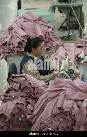 Matamoros, Mexique avril 2006 : le fabricant de vêtements BonWorth Factory Complex juste de l'autre côté de la frontière des États-Unis de Brownsville, au Texas, compte 650 employés produisant environ 10 000 vêtements par jour pour approvisionner ses plus de 200 magasins américains dans 31 États. ©Bob Daemmrich Banque D'Images