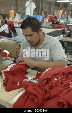 Matamoros, Mexique avril 2006 : le fabricant de vêtements BonWorth Factory Complex juste de l'autre côté de la frontière des États-Unis de Brownsville, au Texas, compte 650 employés produisant environ 10 000 vêtements par jour pour approvisionner ses plus de 200 magasins américains dans 31 États. ©Bob Daemmrich Banque D'Images