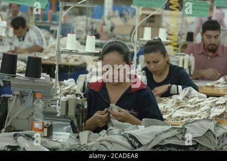 Matamoros, Mexique avril 2006 : le complexe industriel BonWorth de l'autre côté de la frontière américaine au Mexique compte 650 employés qui produisent environ 10,000 vêtements par jour pour approvisionner plus de 200 magasins américains dans 31 États. ©Bob Daemmrich / Banque D'Images