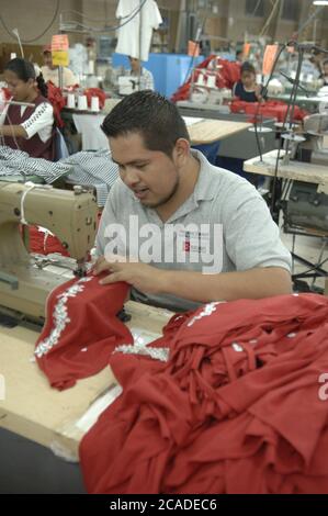 Matamoros, Mexique avril 2006 : le fabricant de vêtements BonWorth Factory Complex juste de l'autre côté de la frontière des États-Unis de Brownsville, au Texas, compte 650 employés produisant environ 10 000 vêtements par jour pour approvisionner ses plus de 200 magasins américains dans 31 États. ©Bob Daemmrich Banque D'Images