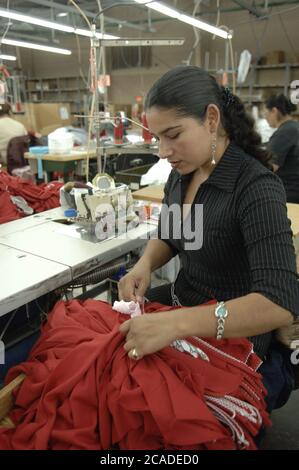 Matamoros, Mexique avril 2006 : le fabricant de vêtements BonWorth Factory Complex juste de l'autre côté de la frontière des États-Unis de Brownsville, au Texas, compte 650 employés produisant environ 10 000 vêtements par jour pour approvisionner ses plus de 200 magasins américains dans 31 États. ©Bob Daemmrich Banque D'Images