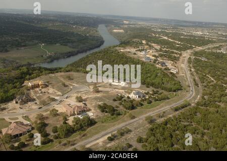 Austin, Texas USA, avril 2006 : nouvelles maisons luxueuses sur un cul-de-sac au-dessus du lac Austin à l'ouest de la capitale du Texas. Le développement continue à empiéter sur les collines calcaires couvertes d'arbres dans les zones auparavant rurales. ©Bob Daemmrich Banque D'Images