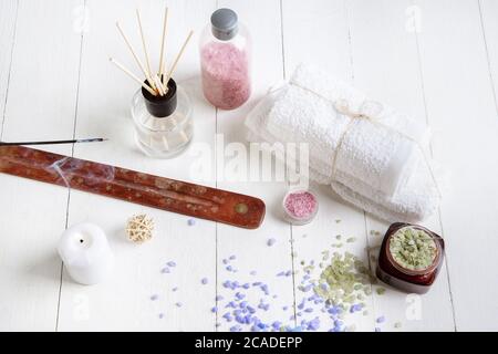 Belle composition de spa sur table de massage dans le centre de bien-être, copyspace. Accessoires pour soins relaxants et soins personnels. Serviettes, huiles, sérum, sels de mer et gommages. Bougies décoratives. Vue de dessus Banque D'Images