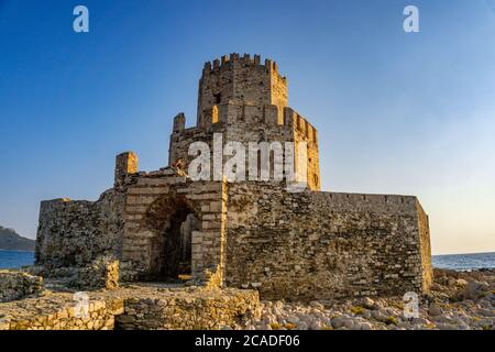 Vue emblématique de la structure autonome, le château de Bourtzi de Methoni. Construit par les Vénitiens au début du 13th siècle. Banque D'Images