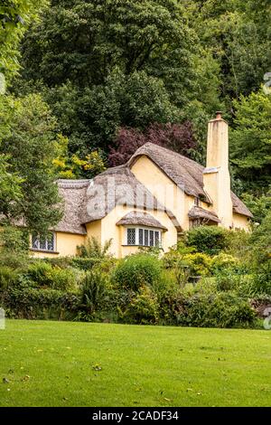 Parc national d'Exmoor - UN cottage typique de chaume dans le village de Selworthy, Somerset Royaume-Uni Banque D'Images