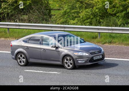 2013 gris Ford Mondeo Titanium X B-S EDN ; véhicules mobiles pour la circulation routière, voitures conduisant des véhicules sur les routes britanniques, moteurs, conduite sur le réseau d'autoroute M6. Banque D'Images