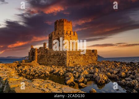 Vue emblématique de la structure autonome, le château de Bourtzi de Methoni. Construit par les Vénitiens au début du 13th siècle. Banque D'Images