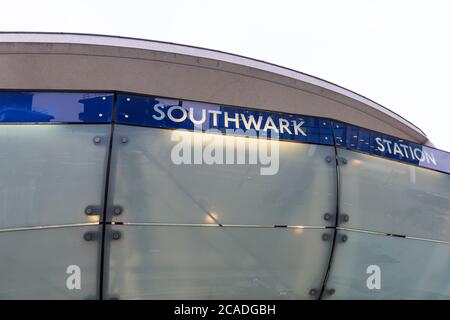 Façade extérieure de la station de métro Southwark, conçue par Sir Richard MacCormac, Londres, Angleterre, Royaume-Uni Banque D'Images