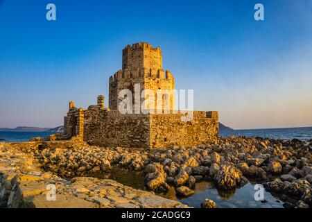 Vue emblématique de la structure autonome, le château de Bourtzi de Methoni. Construit par les Vénitiens au début du 13th siècle. Banque D'Images