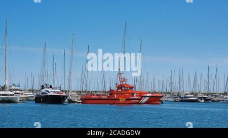 Torrevieja, Alicante, Espagne - juin 2020: Sauvetage en mer navire orange restant dans le port à côté de bateaux privés Banque D'Images