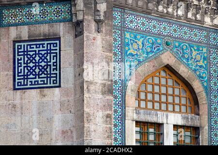 Détail de carreaux colorés et peints à la main à l'extérieur de la mosquée Hobyar à Istanbul, Turquie Banque D'Images