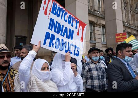 Manifestation du Free Kashmir le 5 août 2020 à Birmingham, Royaume-Uni. Les communautés cachemiri et pakistanaise ont observé cette journée comme une Journée des Noirs, en référence aux actions du gouvernement indien visant à supprimer le statut spécial du Cachemire, le 5 août 2019, et à faire preuve de solidarité avec leurs compatriotes cachemiriens. En raison du coronavirus, de nombreux manifestants portaient un masque facial et observaient des distances sociales. Banque D'Images