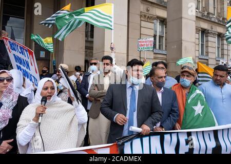 Manifestation du Free Kashmir le 5 août 2020 à Birmingham, Royaume-Uni. Les communautés cachemiri et pakistanaise ont observé cette journée comme une Journée des Noirs, en référence aux actions du gouvernement indien visant à supprimer le statut spécial du Cachemire, le 5 août 2019, et à faire preuve de solidarité avec leurs compatriotes cachemiriens. En raison du coronavirus, de nombreux manifestants portaient un masque facial et observaient des distances sociales. Banque D'Images