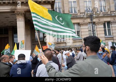 Manifestation du Free Kashmir le 5 août 2020 à Birmingham, Royaume-Uni. Les communautés cachemiri et pakistanaise ont observé cette journée comme une Journée des Noirs, en référence aux actions du gouvernement indien visant à supprimer le statut spécial du Cachemire, le 5 août 2019, et à faire preuve de solidarité avec leurs compatriotes cachemiriens. En raison du coronavirus, de nombreux manifestants portaient un masque facial et observaient des distances sociales. Banque D'Images