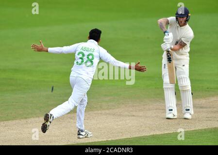 Le pakistanais Mohammad Abbas célèbre le bowling de Ben Stokes en Angleterre pendant le deuxième jour du premier match de test à l'Emirates Old Trafford, Manchester. Banque D'Images