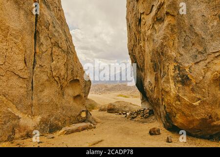Rochers par emplacement de camping près des contreforts de Alabama Hills dans Californie Banque D'Images