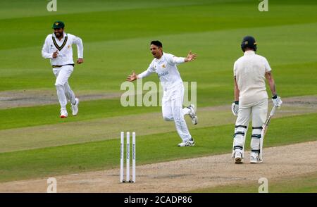 Le pakistanais Mohammad Abbas célèbre le bowling de Ben Stokes en Angleterre pendant le deuxième jour du premier match de test à l'Emirates Old Trafford, Manchester. Banque D'Images