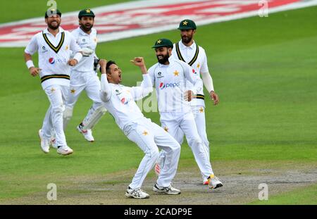 Le pakistanais Mohammad Abbas célèbre le bowling de Ben Stokes en Angleterre pendant le deuxième jour du premier match de test à l'Emirates Old Trafford, Manchester. Banque D'Images