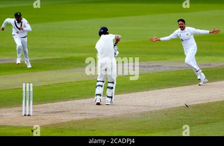 Le pakistanais Mohammad Abbas (à droite) célèbre le bowling de Ben Stokes, en Angleterre, au cours du deuxième jour du premier match de test à l'Emirates Old Trafford, Manchester. Banque D'Images