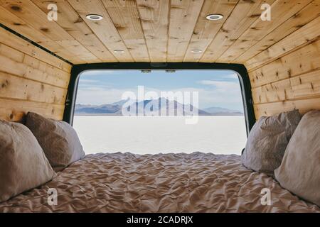 Vue sur les Bonneville Salt Flats depuis le lit de la camionnette. Banque D'Images