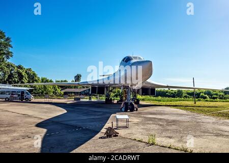 POLTAVA, UKRAINE - 19 OCTOBRE 2019: Tupolev Tu-160 porte-missile 'Black jack' Belyy Lebed. Bombardier stratégique supersonique nucléaire. NAT Banque D'Images