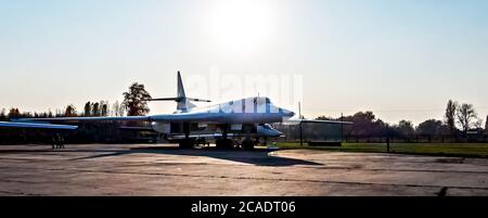 POLTAVA, UKRAINE - 19 OCTOBRE 2019: Tupolev Tu-160 porte-missile 'Black jack' 'White Swan' Belyy Lebed. Bombardier lourd stratégique supersonique Banque D'Images