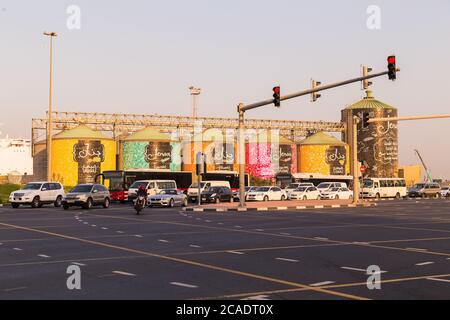 DUBAÏ, Émirats Arabes Unis - 23 JANVIER 2016 : les gens dans la rue, architecture de cadre des nombreux bâtiments de la tour de Dubaï. Dubaï avec de nombreux magasins arabes traditionnels a Banque D'Images