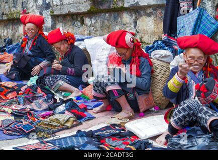 Ta PHIN, AJO CAI, VIETNAM - 21 NOVEMBRE 2014 : femme du groupe minoritaire Red Dao portant une coiffure traditionnelle près du village de Ban Ho, district de Sapa, Lao Cai, Banque D'Images