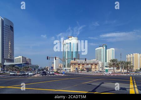 DUBAÏ, Émirats Arabes Unis - JANVIER 23 : les gens dans la rue, architecture des nombreux bâtiments de la tour de Dubaï. Dubaï avec de nombreux magasins arabes traditionnels et les plus grands Banque D'Images