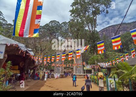 ADAM'S PEAK, SRI LANKA - 05 février 2016 : statue de Bouddha couché au pied d'Adams Peak. Porte à la base de LA PASSERELLE SRI PADA pour le début de l'ascension Banque D'Images